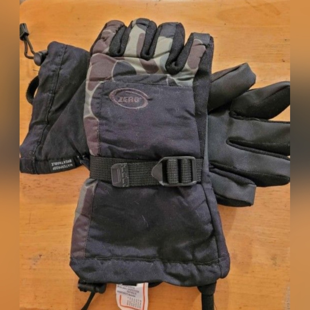 ZeroXposur Black and Camouflage Winter Gloves